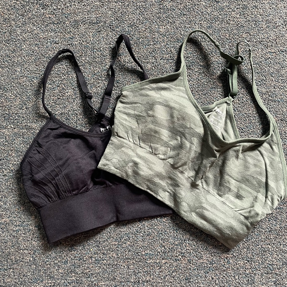 2 Pro-Fit seamless sports bra in green camo and black